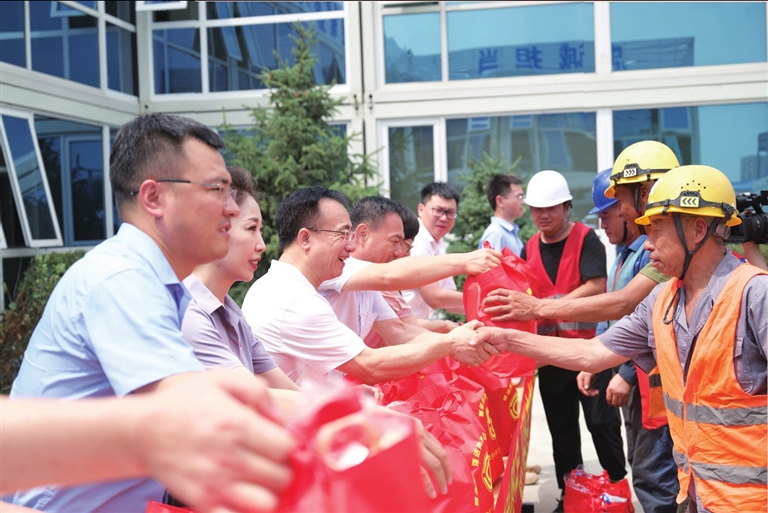01市总工会慰问组走进工地.jpg
