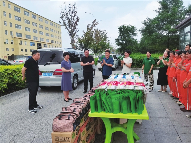 04市总工会慰问组慰问高温作业劳动者.jpg
