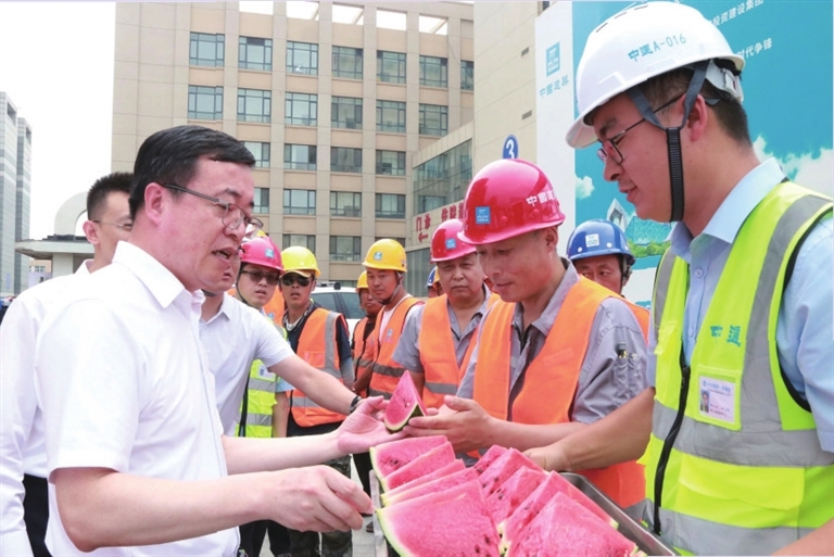 05市总工会慰问组来到和平区走访慰问一线建筑工人.jpg