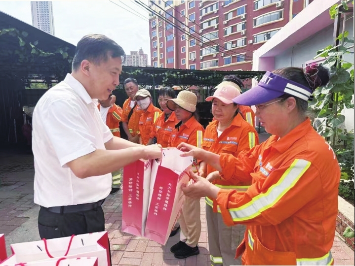 06市总工会慰问组为职工送上“清凉包”.jpg
